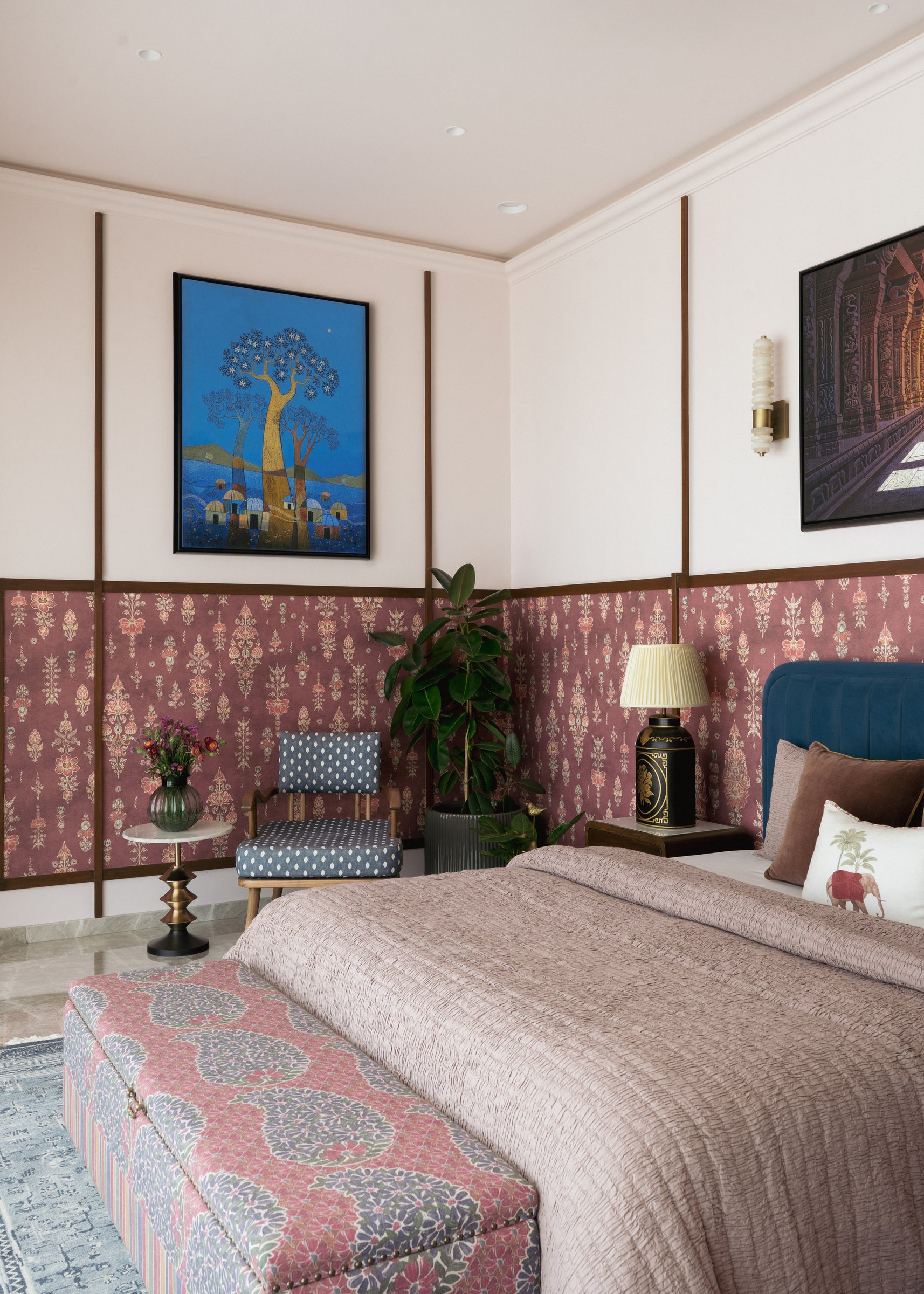 A wider view of the master bedroom, where battened walls organise the patterning into legible bays