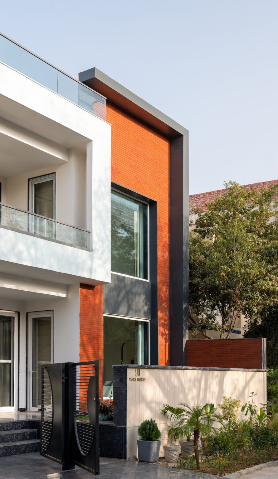 Aangan – This 5,000 square feet Gurugram home, designed by Studio Dot is centered amidst the great lushness of its context, embracing sunlight, and the dancing shadows of its natural surroundings — Studio Dot, Nirvana Country, Gurugram