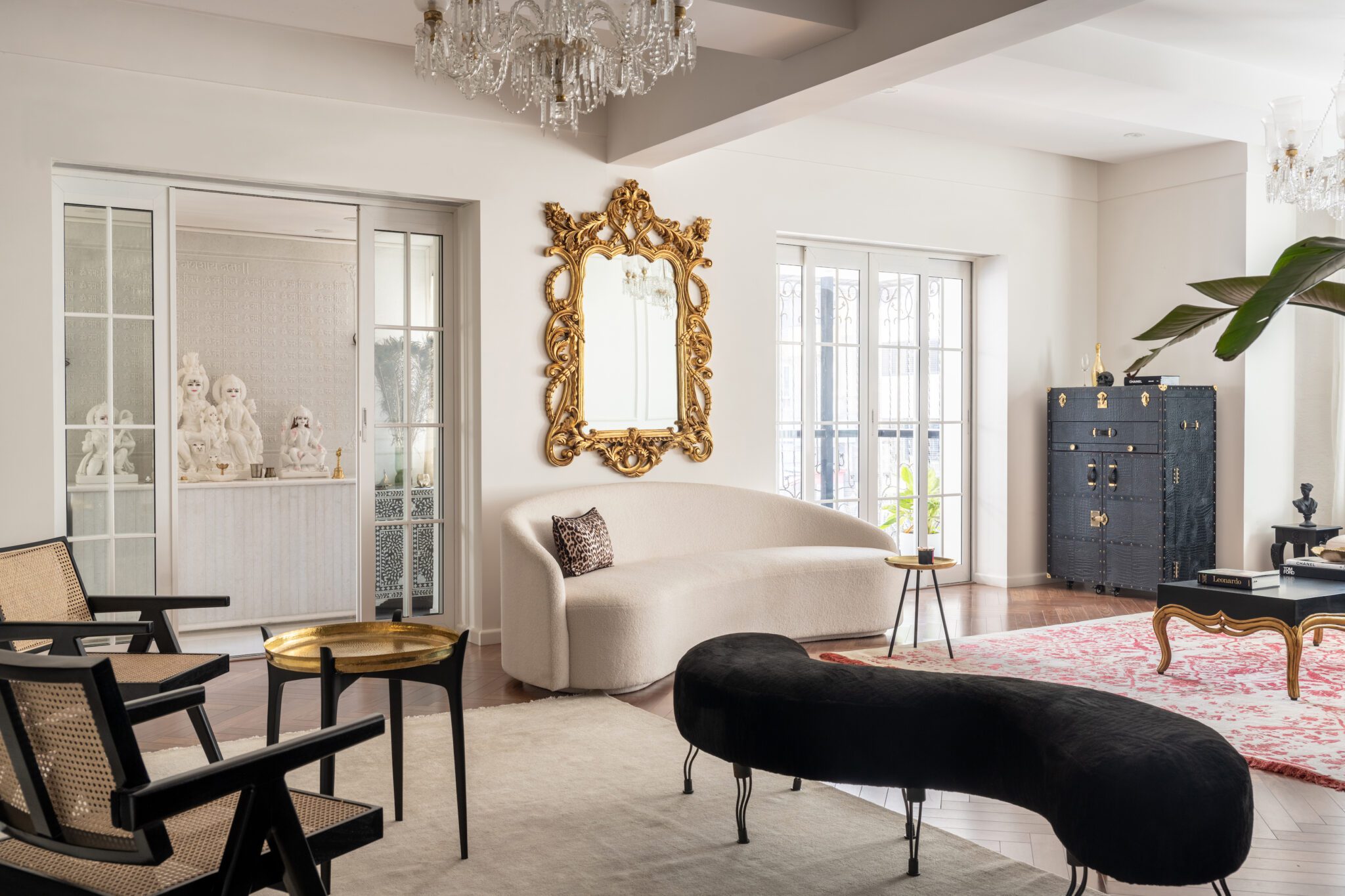 A Tale of Two Eras : In ‘Seaside Rhapsody,’ Hipcouch orchestrates a refined blend of old-world grandeur and modern-day elegance in a heritage Mumbai apartment — interior design by Hipcouch in Marine Lines, Mumbai