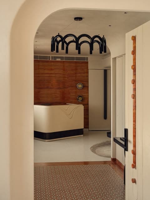 Designed by @architation_ , KĀRYĀLAYAM is a 1,495 sq. ft. builder’s office in Surat that moves away from the conventiona…